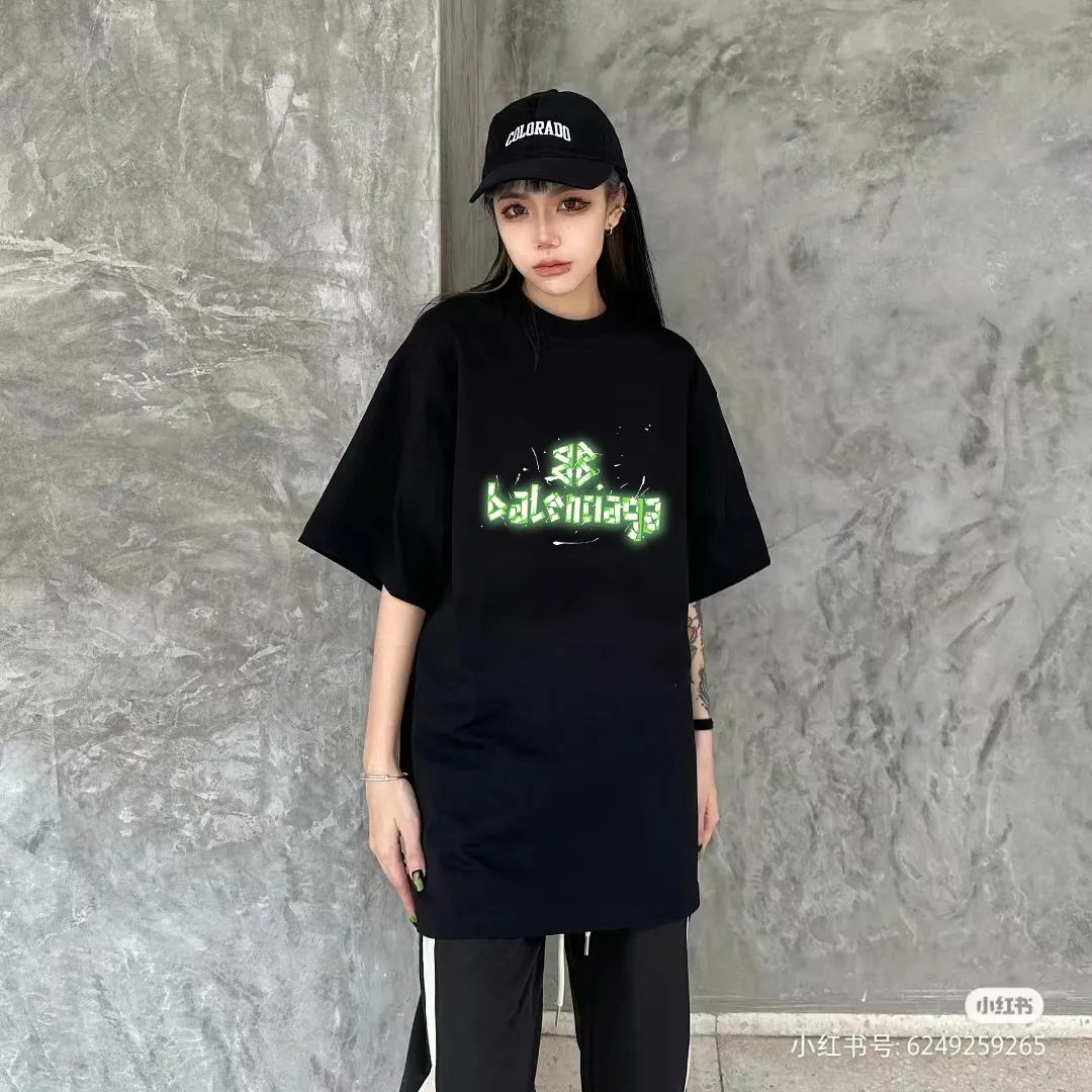P80✨🔥 [BALENCIAGA] Paris lettering printed short-sleeved T-shirt. Custom-woven and dyed 26-count double yarn 300 grams of heavy fabric. Zero color difference in thread. Perfect details. Differentiate from the current version. Welcome to compare. Same Style for men and women. Must-sell model in the picture above. Color: White Black Size: 1 2 3 4